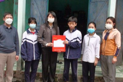 Thầy và trò trường THCS Mỹ Hưng thăm và tặng quà các gia đình có hoàn cảnh khó khăn trên địa bàn xã và các học sinh có hoàn cảnh đặc biệt nhân dịp tết Nguyên đán 2022