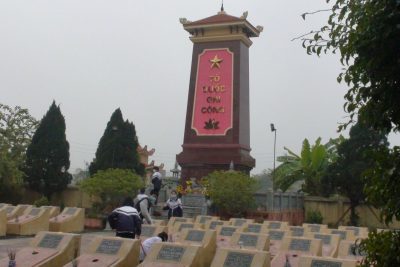 Thầy và trò trường THCS Mỹ Hưng chăm sóc nghĩa trang liệt sĩ nhân dịp tế nguyên đán 2022