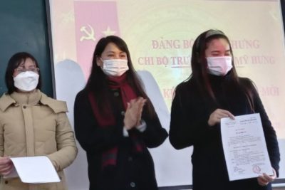 Trường THCS Mỹ Hưng tổ chức lễ kết nạp Đảng cho 2 đồng chí giáo viên
